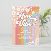 Invitation Neuf est Vibe Daisy Rainbow Super 9e anniversaire (Debout devant)