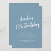 Invitation N'importe quel âge | Dusty Blue Modern Script Anni (Devant / Derrière)
