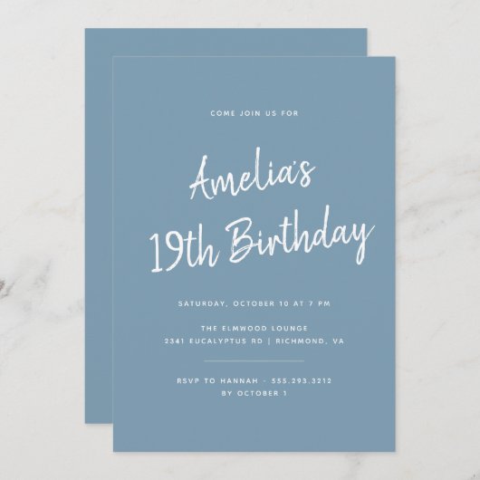 Invitation N'importe quel âge | Dusty Blue Modern Script Anni (Devant / Derrière)
