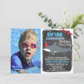 Invitation N'IMPORTE QUEL ÂGE - Requin Pool Party Photo Invit (Debout devant)