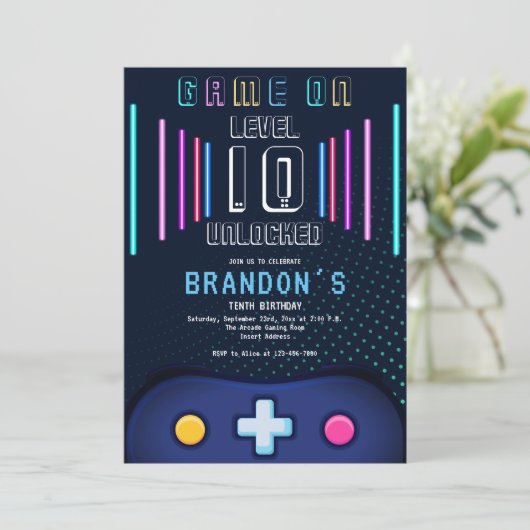 Invitation Niveau Up Video Game Controller Chaque année Anniv (Debout devant)