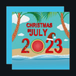 Invitation Noël en juillet 2023 Watermelon Beach<br><div class="desc">Noël en juillet 2023 illustration avec numéro d'année rouge gras 2023 décoré d'une chaîne lumineuse colorée,  de pastèque coupée en tranches et d'un casquette du Père Noël rouge. Affiché sur la plage avec palmiers et eau de mer.</div>