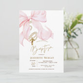 Invitation Nœud rose chic Perles Croix Points Baptême (Debout devant)