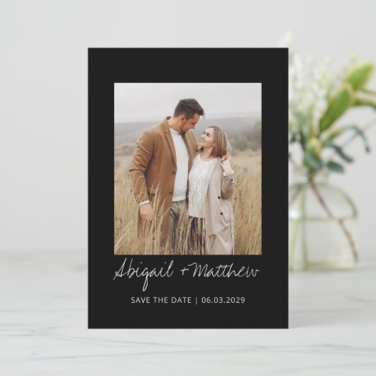 Invitation Noir Blanc Simple Photo Écrit à la Main Enregistre (Debout devant)