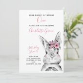 Invitation Noir et blanc Certains lapins tournent un annivers (Debout devant)