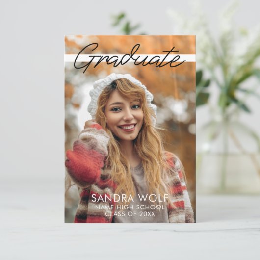 Invitation Noir moderne écriture script photo Graduation (Debout devant)