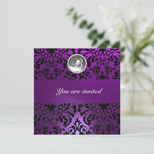 Invitation NOIR & PURPLE DAMASK GEM PIERRE MONOGRAMME glace (Debout devant)