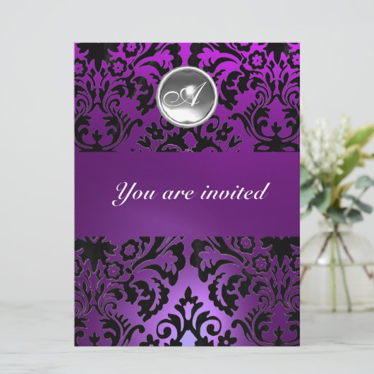 Invitation NOIR & PURPLE DAMASK GEM PIERRE MONOGRAMME glace (Debout devant)