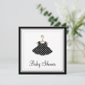 Invitation noire de baby shower de la robe de (Debout devant)