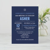 Invitation Nom moderne bleu marine Logo Bar Mitzvah (Debout devant)