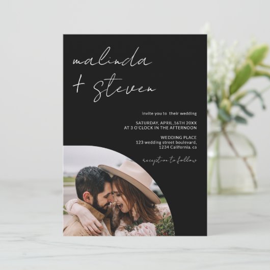 Invitation Noms script arch noir 4 photo tout en un mariage (Debout devant)