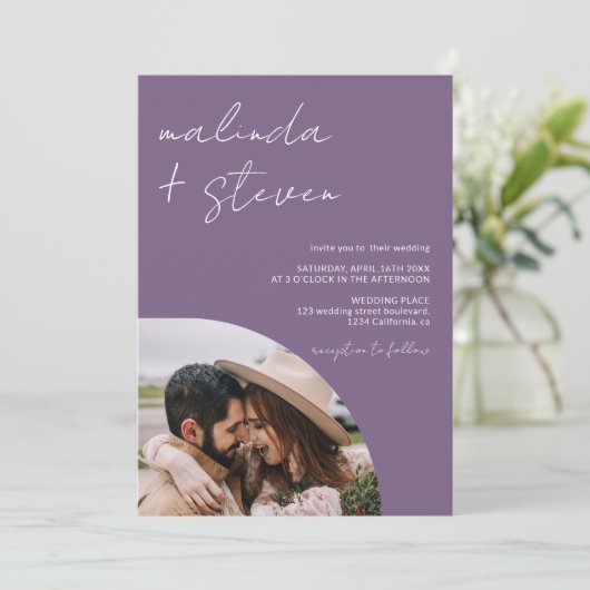 Invitation Noms script arch violet 4 photo tout en 1 mariage (Debout devant)