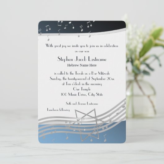 Invitation Notes musicales Bar Mitzvah Silver et Blue (Debout devant)
