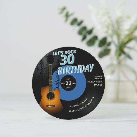 Invitation Notes musicales Rock Guitar Blue 30th Birthday (Debout devant)