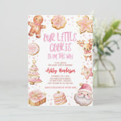 Invitation Notre petit Baby shower de Noël rose biscuit (Debout devant)