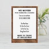 Invitation Nous avons déménagé à la maison Bénédiction d'une (Debout devant)