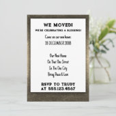 Invitation Nous avons déménagé à la maison Bénédiction d'une  (Debout devant)