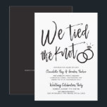 Invitation Nous avons fait le nœud | Soirée de mariage après<br><div class="desc">Après le grand jour et l'échange des alliances, invitez vos invités d'honneur à une célébration. Cette invitation présente les mots "Nous avons noué le nœud" en lettres calligraphiées fantaisistes. Sur le côté, se trouvent une paire d'alliances. Sous ce graphique unique se trouve un espace pour vos propres mots et informations...</div>