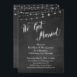 Invitation Nous Avons Marié Typographie Chalkboard Chights<br><div class="desc">Cette carte de réception de mariage sophistiquée mais rustique présente une image d'arrière - plan en damier texturé surmontée d'un autre graphique représentant des cordes blanches scintillantes. J'ai utilisé une police de caractères élégante et tourbillonnante pour rendre des graphiques représentant les mots "Nous nous sommes mariés". (Il y a aussi...</div>