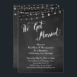 Invitation Nous Avons Marié Typographie Chalkboard Chights<br><div class="desc">Cette carte de réception de mariage sophistiquée mais rustique présente une image d'arrière - plan en damier texturé surmontée d'un autre graphique représentant des cordes blanches scintillantes. J'ai utilisé une police de caractères élégante et tourbillonnante pour rendre des graphiques représentant les mots "Nous nous sommes mariés". (Il y a aussi...</div>