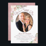 Invitation Nous Continuons À Faire Blush Rose Floral & Photo<br><div class="desc">Cette belle invitation de renouvellement de voeux/fête d'anniversaire comporte un élégant titre de script "We Still Do". Il a un design simple mais élégant avec des lettres de script fantaisie sur un arrière - plan blanc classique, et votre photo dans un cadre ovale entouré de sprigs d'aquarelle peinte à la...</div>