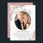 Invitation Nous Continuons À Faire Blush Rose Floral & Photo<br><div class="desc">Cette belle invitation de renouvellement de voeux/fête d'anniversaire comporte un élégant titre de script "We Still Do". Il a un design simple mais élégant avec des lettres de script fantaisie sur un arrière - plan blanc classique, et votre photo dans un cadre ovale entouré de sprigs d'aquarelle peinte à la...</div>