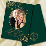 Invitation Nous faisons toujours Emerald & Gold Mariage Vow R<br><div class="desc">Cette belle invitation de renouvellement de voeux/fête d'anniversaire comporte un élégant titre de script "We Still Do". Il a une conception simple mais élégante avec des lettres de script or fantaisie sur un arrière - plan vert émeraude, et votre photo dans un cadre ovale entouré de frileux boucles et tourbillons...</div>