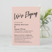 Invitation Nous Faisons une Fuite Minimaliste Rose Pâle Écrit (Debout devant)