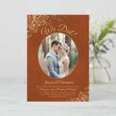 Invitation Nous l'avons fait ! Dentelle dorée sur une récepti (Debout devant)