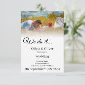 Invitation Nous le faisons - Couple s'embrassant dans une pra (Debout devant)