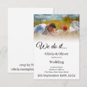 Invitation Nous le faisons - Couple s'embrassant dans une pra (Devant / Derrière)
