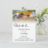 Invitation Nous le faisons - Couple s'embrassant dans une pra (Debout devant)