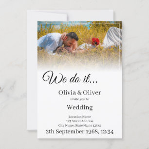 Invitation Nous le faisons - Couple s'embrassant dans une pra