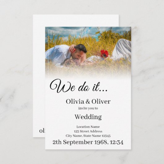 Invitation Nous le faisons - Embrasser un couple sur un pré (Devant / Derrière)