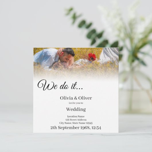 Invitation Nous le faisons - Embrasser un couple sur un pré (Debout devant)