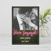 Invitation Nous sommes fiancés Photo de fiançailles néon rose (Debout devant)