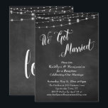 Invitation Nous sommes mariés Typographie Tableau noir Guirla<br><div class="desc">Cette carte de réception de mariage sophistiquée mais rustique présente une image de fond de tableau noir texturé sur laquelle est superposée une autre image représentant des guirlandes de lumières blanches scintillantes. J'ai utilisé une police de caractères cursive élégante et tourbillonnante pour représenter les mots "We Got Married" (il existe...</div>