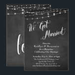 Invitation Nous sommes mariés Typographie Tableau noir Guirla<br><div class="desc">Cette carte de réception de mariage sophistiquée mais rustique présente une image de fond de tableau noir texturé sur laquelle est superposée une autre image représentant des guirlandes de lumières blanches scintillantes. J'ai utilisé une police de caractères cursive élégante et tourbillonnante pour représenter les mots "We Got Married" (il existe...</div>
