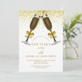 Invitation Nouvel An Champagne Party Toast Gold Confetti (Debout devant)