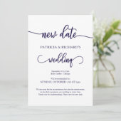 Invitation Nouvelle date de mariage reportée Navy Blue Script (Debout devant)