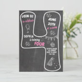 Invitation Numéro de tableau rose pour la fille de 4e anniver (Debout devant)