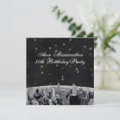 Invitation NYC Etched Skyline Black Gold Stars Anniversaire (Debout devant)
