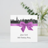 Invitation NYC large Skyline Etch BW Lilac Anniversaire Pty S (Debout devant)