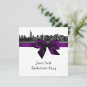 Invitation NYC large Skyline Etch BW violet Bachelorette SQ (Debout devant)