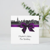 Invitation NYC large Skyline Etted BW violet Mariage SQ (Debout devant)