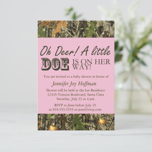Invitation Oh le cerf commun, une petite daine est sur son (Debout devant)