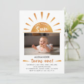 Invitation One Happy Sun First Birthday  (Debout devant)