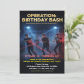 Invitation Operation Birthday Bash Laser Tag (Debout devant)