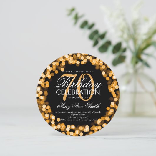 Invitation Or de scintillement de lumières de (Debout devant)