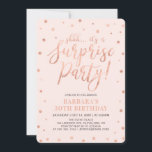 Invitation Or et blanc rose | Surprise Fête d'anniversaire de<br><div class="desc">Célébrez votre journée spéciale avec cet élégant modèle d'invitation à la fête d'anniversaire surprise moderne. Ce design est composé de confettis et de typographie à texture or rose chic avec un arrière - plan rose vif. Vous pouvez le customiser à n'importe quel âge ou événement.</div>